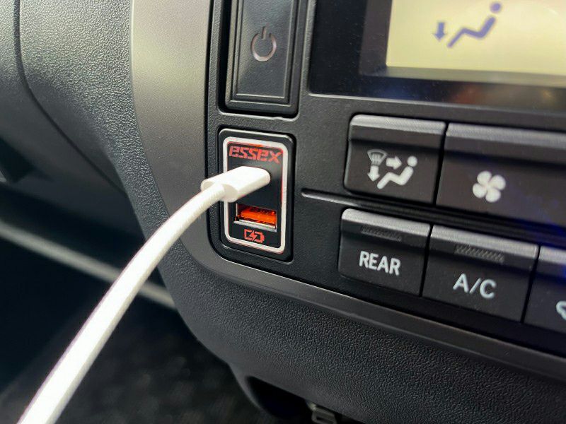 ESSEX Type-C急速充電対応USBポート トヨタスイッチ ホワイト（ES-6001